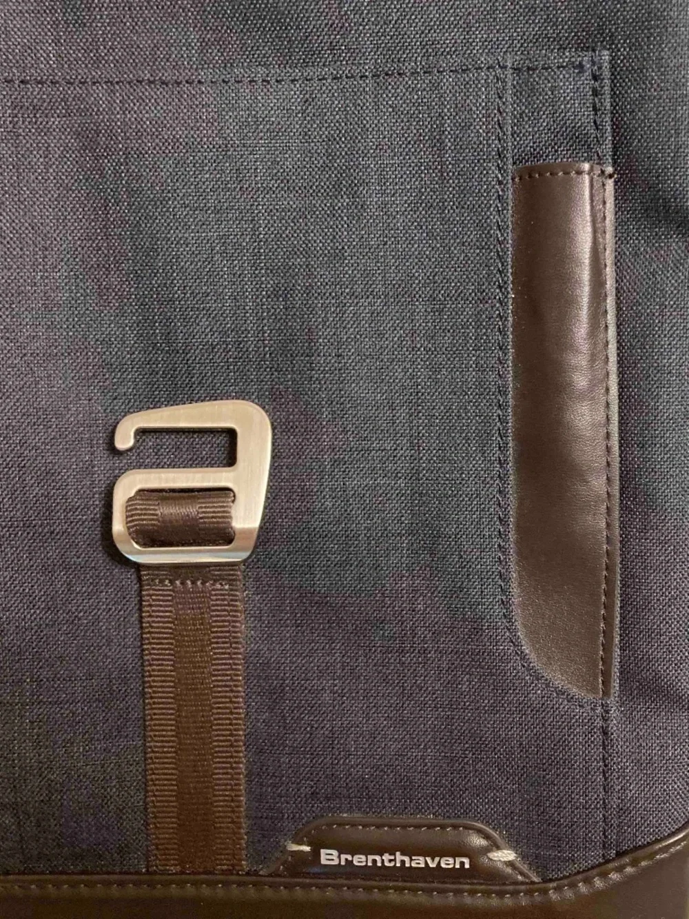 Laptop messenger bag